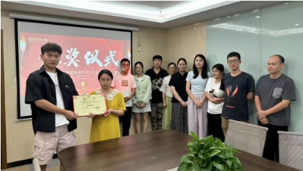 赞美优良 设置楷模｜扑克之星环境召开二季度标兵赞美颁奖典礼